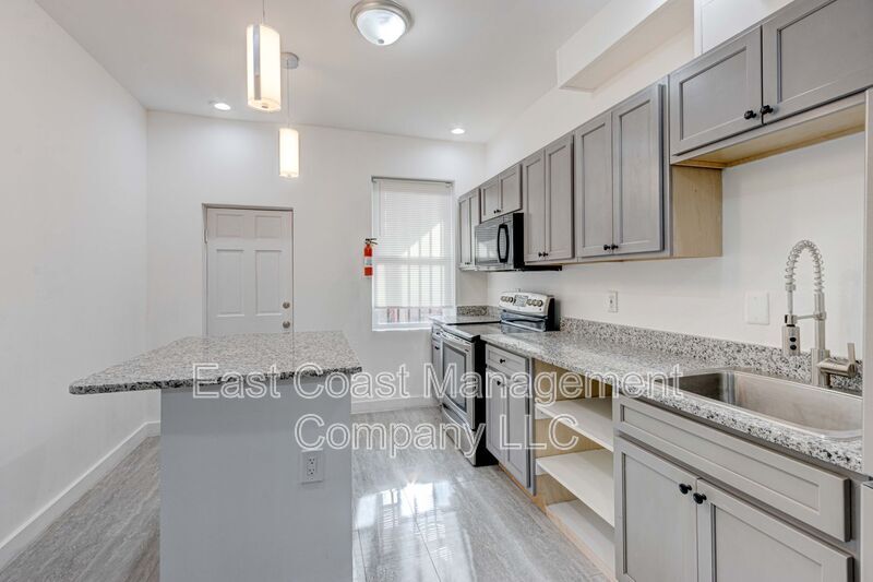 Foto principal - 3055 Brighton St