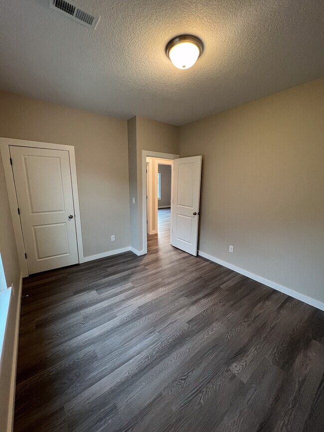 Foto del edificio - 5185 N Cypress St