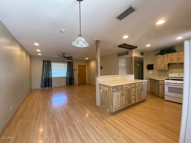 Foto del edificio - 6545 E 5th St