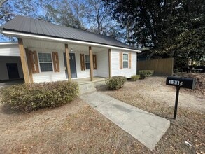 Building Photo - 5-125 Roundtree St