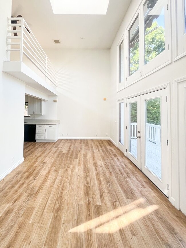 Building Photo - Stunning Light-Flooded Architectural 1BR L...