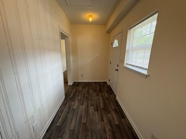 Building Photo - Cozy Two Bedroom Home!