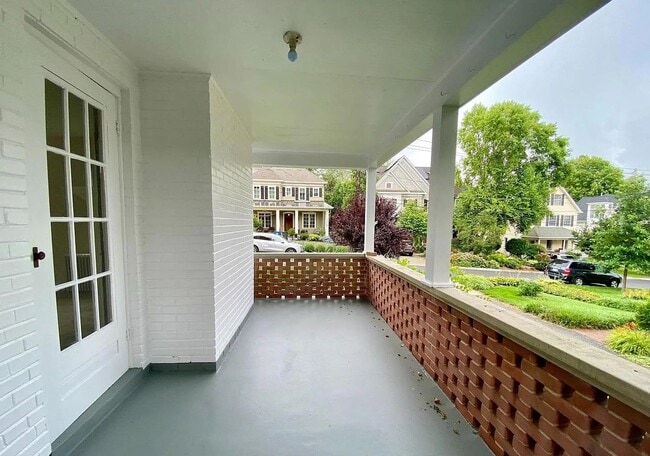 Building Photo - Adorable 3 Bedroom, 1 Full Bathroom Close ...