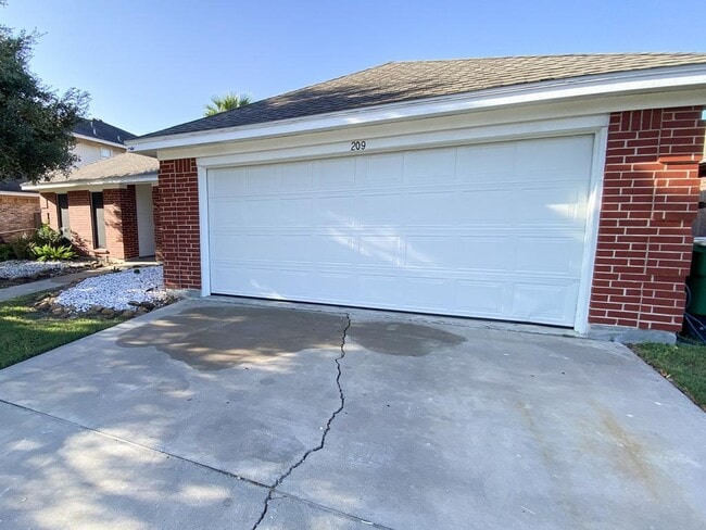 Building Photo - 209 Ashland Creek