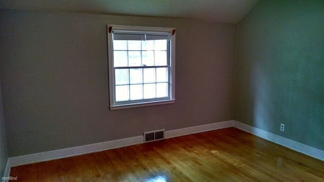 Building Photo - 3 Bedroom 2 Bath South Moorhead