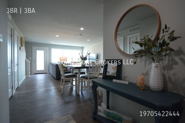 Building Photo - 324 Omnia St