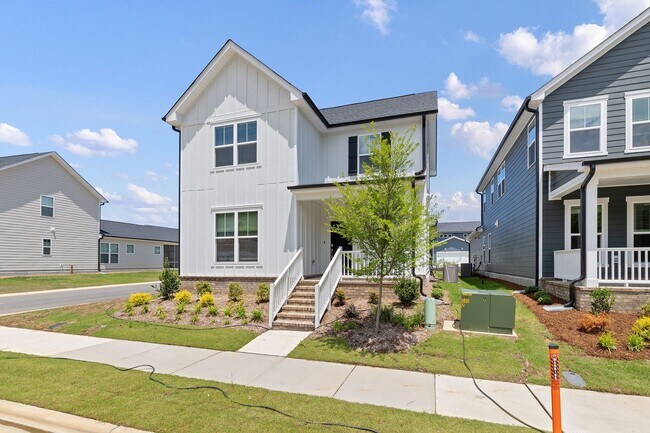 Foto del edificio - First-Floor Primary + Resort-Style Amenities in Saunders Farm!