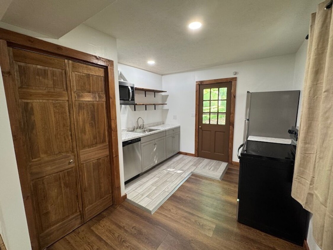 Primary Photo - 1032 Moseley Dr