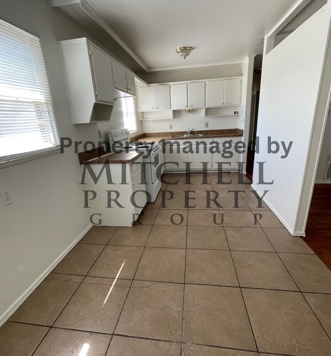 Building Photo - Beautiful 3 bedroom 1 bath with hardwood f...