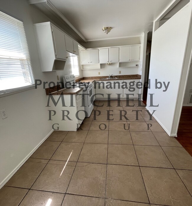 Foto del edificio - Beautiful 3 bedroom 1 bath with hardwood f...