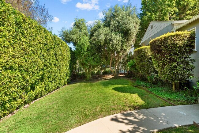 Jardín delantero - 4242 Van Nuys Blvd