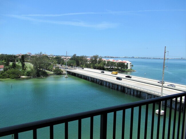 Foto del edificio - Waterfront 2/2 Furnished SEVEN month rental 55+ 8th Floor Point Brittany