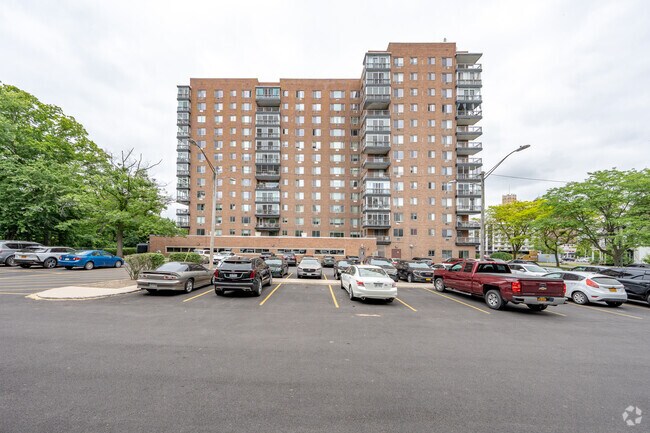 Building Photo - Parkway Condominiums