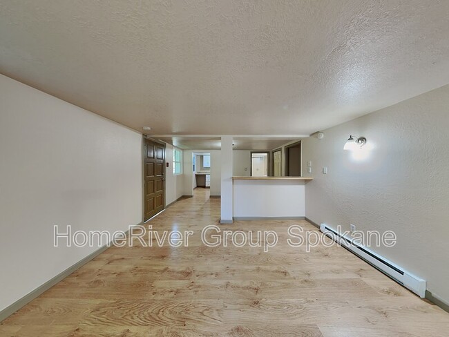 Building Photo - 634 E 23rd Ave