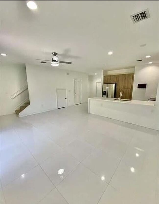 Building Photo - 1060 Crystal Way
