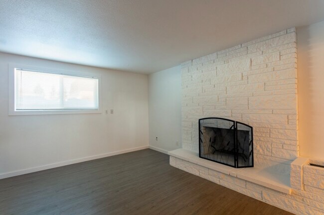 Building Photo - 102 E Hattie Ave