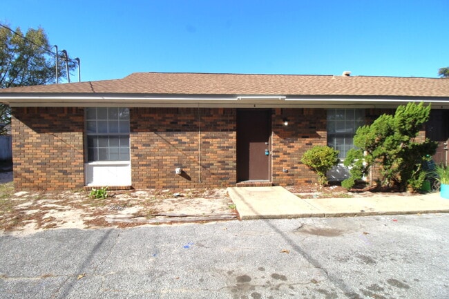 Foto del edificio - Updated 2BR/1BA in Gulf Breeze –  Water & Lawn Care Included – Available Now!