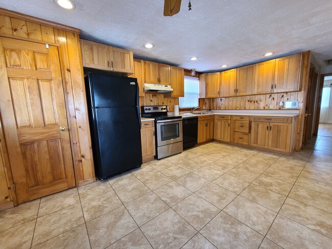 Building Photo - PRICE REDUCED Charming 2 Bedroom Rental