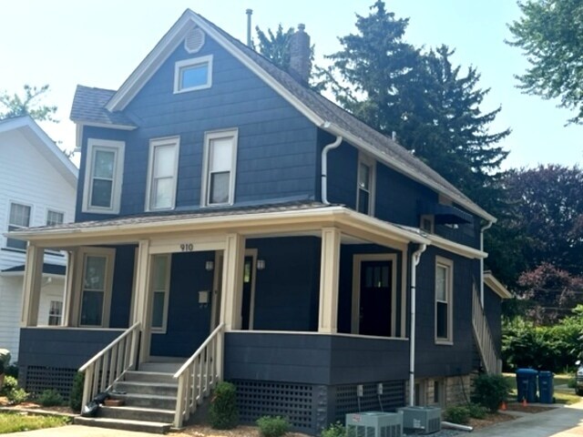 Building Photo - 910 W Downer Pl