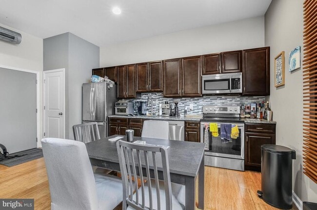 Building Photo - 2422 Frankford Ave