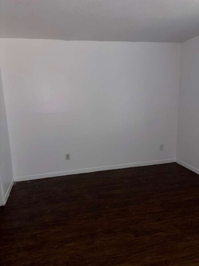 Building Photo - 2.2 Tampa Available NOW !! Ask about our Specials