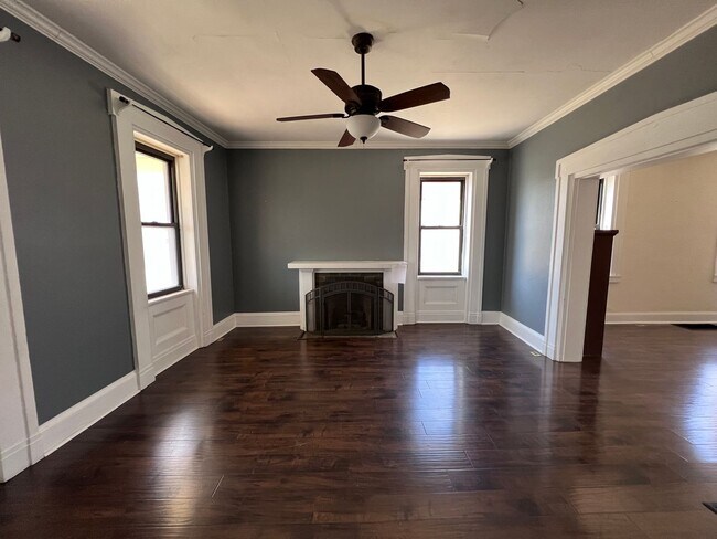 Foto del edificio - Large 4-bedroom 2-bath house in a great central location.