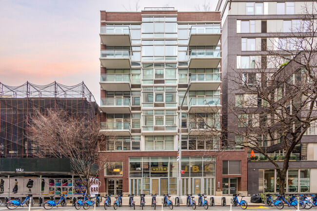 Building Photo - 300 Spring St