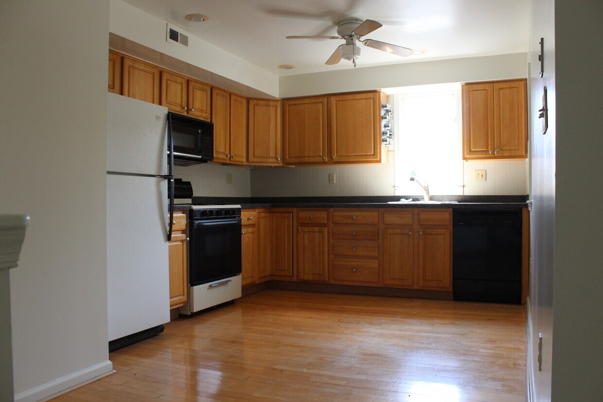 spacious kitchen - 252 Lemonte St