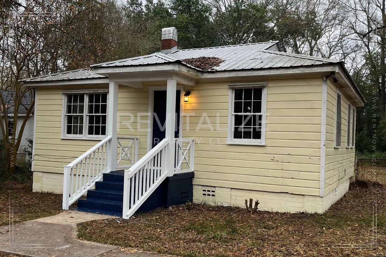 Foto principal - 2 Bed/1 Bath Home in Mobile!