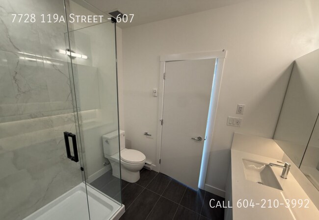 Photo du bâtiment - Beautiful Top Floor Corner Condo