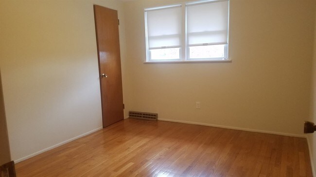 Building Photo - 3 br, 1.5 bath House - 445 SKYVIEW DR