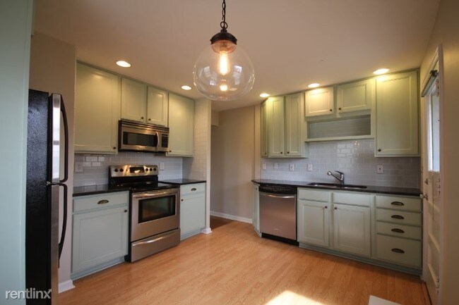 Foto del edificio - 2 br, 1 bath Condo - 1478 Elmwood Ave