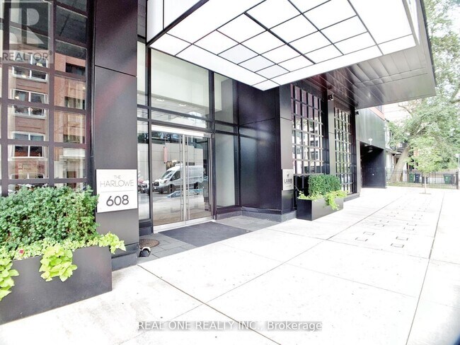Photo du bâtiment - 608-608 Richmond St W