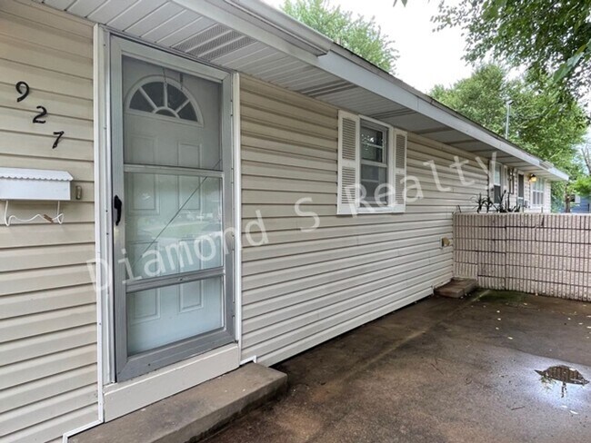 Building Photo - Adorable 2 Bedroom Available Early September!