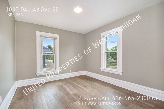 Foto del edificio - Available Now | 5 Bed 2 Bath Single Family...