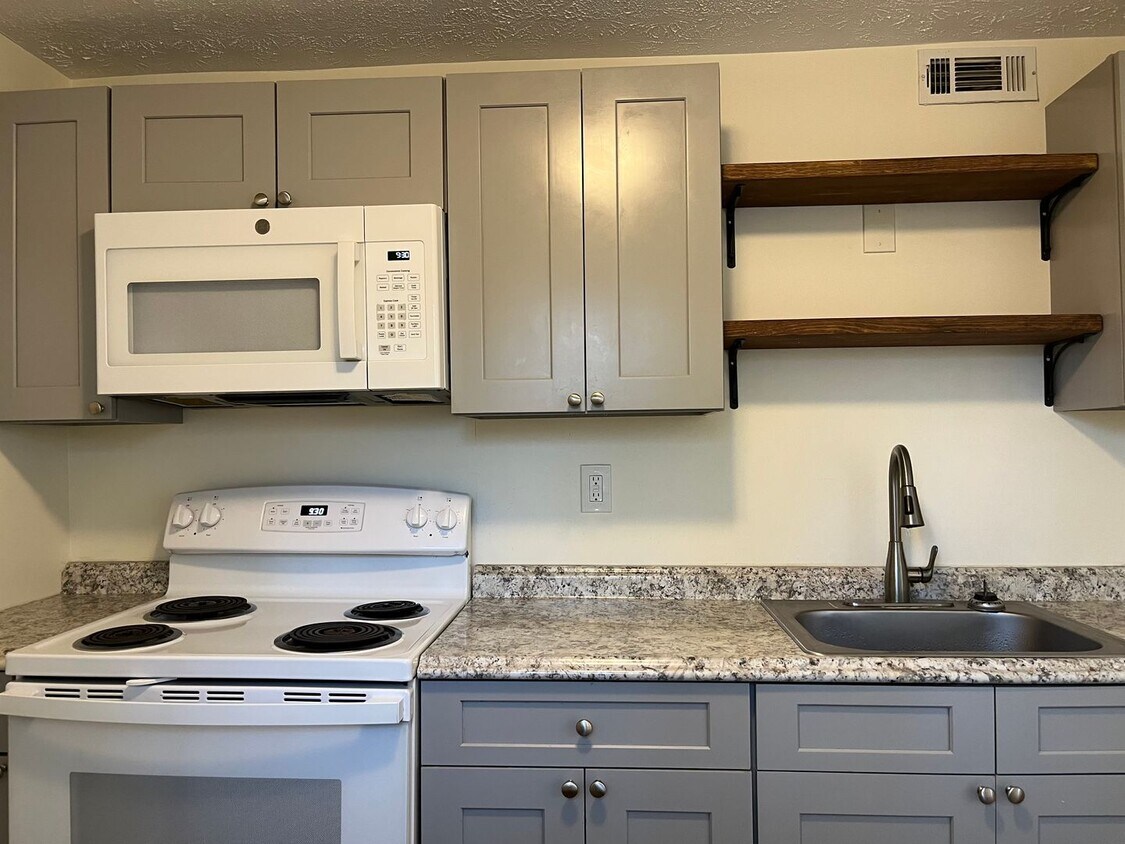 Foto principal - Spacious 3/2 Duplex Unit w/ Bonus Room Min...