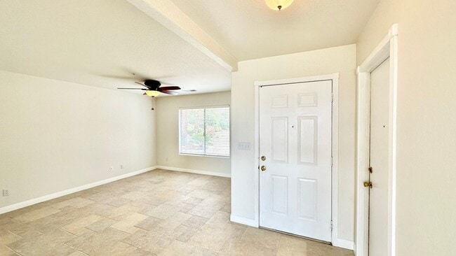 Building Photo - Lovely Single Story Home on Private & Secl...