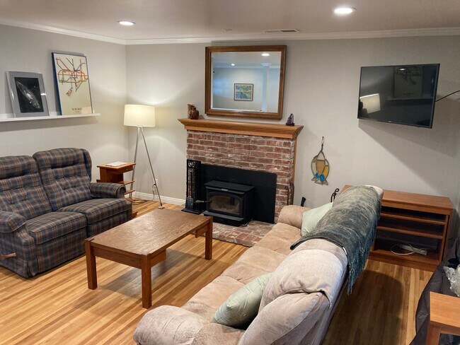 living room - 5020 Teichert Ave