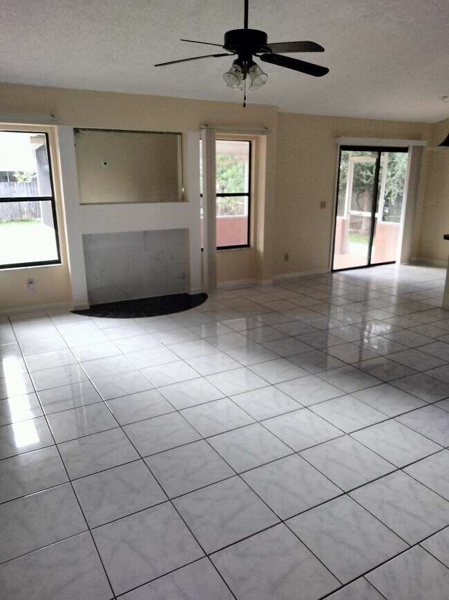 sala de estar - 970 Jupiter Blvd NW