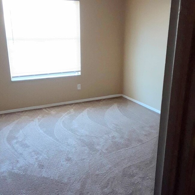 Building Photo - Spacious 4 bedrooms 2.5 baths single-famil...