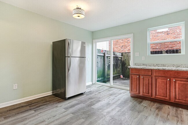 Foto del edificio - Modern 2BR Townhouse-Style Apartment | 1,010 Sq. Ft. | Renovated Interior | Westbank Expressway L...