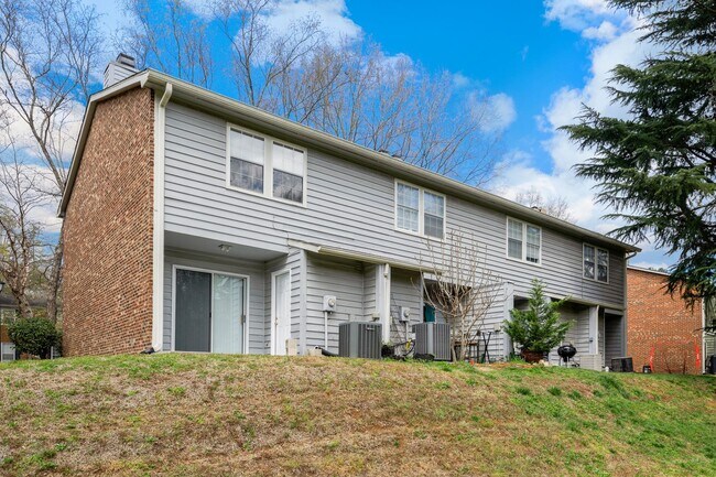 Foto del edificio - Available April! Convenient 2 BR/2.5BA Townhome
