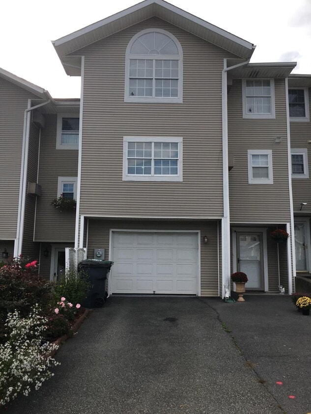 Primary Photo - 23 Brookside Dr W
