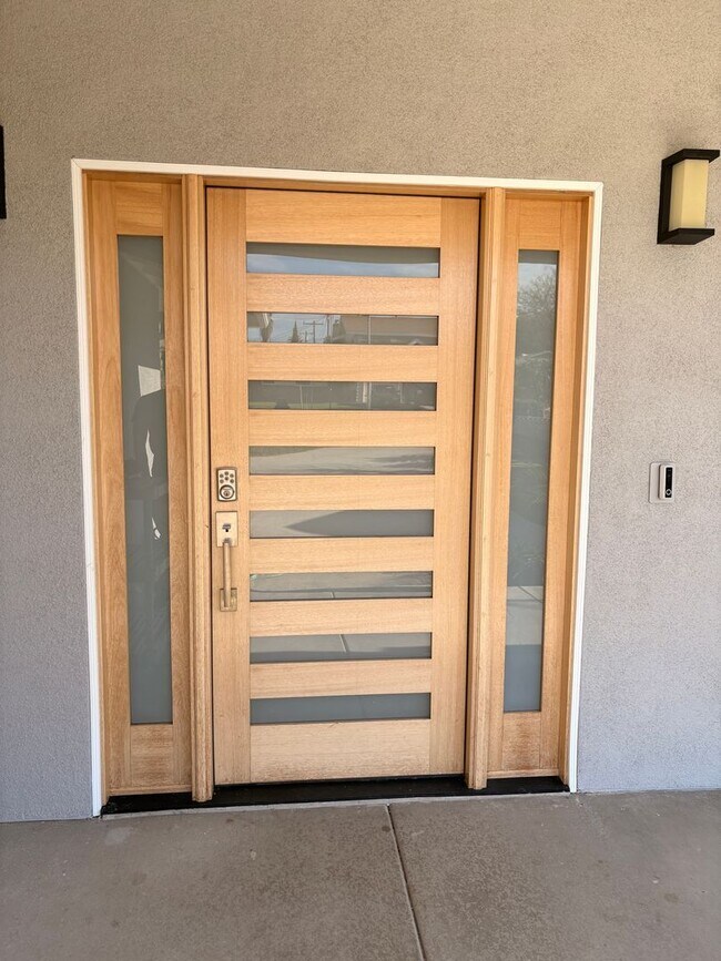 Foto del edificio - 3 Bed, 3 Bath in Corona!