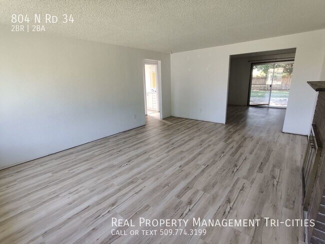 Building Photo - Duplex on Large Lot with Extra Parking