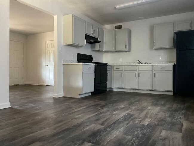 Building Photo - $1,200.00 Move-in-Special