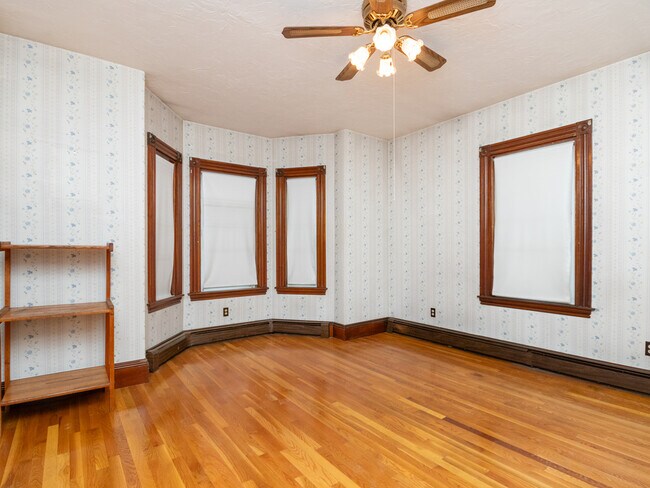 Building Photo - 18 Taber St