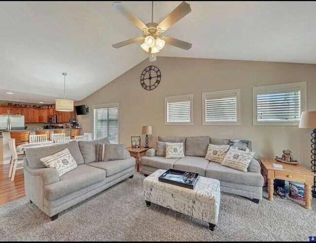 Building Photo - Stunning 4 bed, 3 bath Townhouse in NW Lincoln