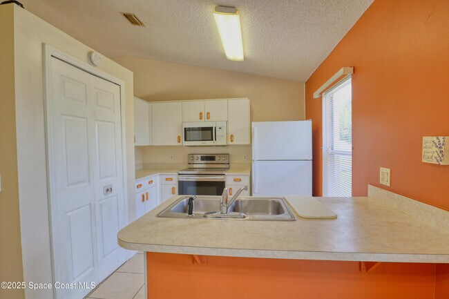Foto del edificio - 793 Yukon St NE