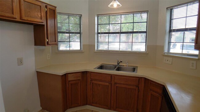 Foto del edificio - 2540 Winter Oak St